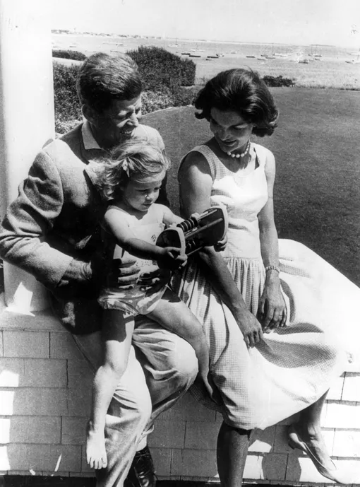 Жаклин и Джон Кеннеди с дочкой в 1962 году.