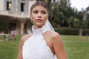 Как выбрать платье и макияж на свадьбу летом-2023 — учимся у Софии Ричи