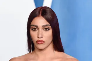 Дочь Мадонны примерила платье, которые скрывало меньше, чем показывало