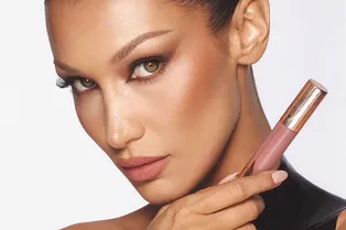 Сексуальная Белла Хадид в кампейне Charlotte Tilbury, микросумка MSCHF и другие новости недели из мира моды и красоты Сексуальная Белла Хадид в кампейне Charlotte Tilbury, микросумка MSCHF и другие новости недели из мира моды и красоты