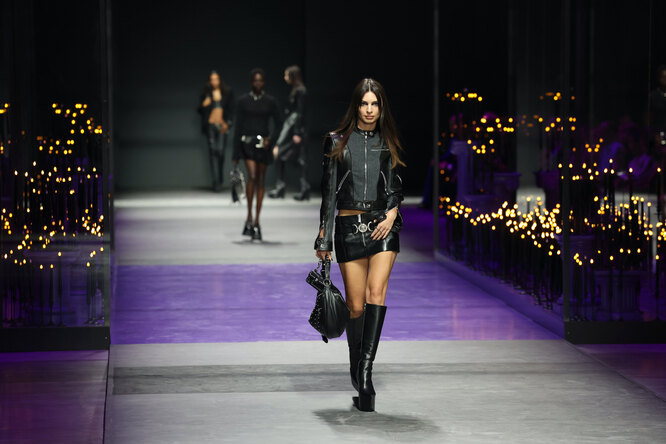 Эмили Ратаковски на показе Versace весна-лето 2023
