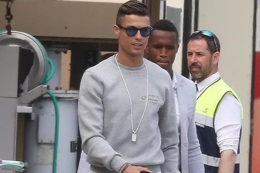 Криштиану Роналду с возлюбленной прилетел в Монако на гонки «Формулы-1» Криштиану Роналду с возлюбленной прилетел в Монако на гонки «Формулы-1»