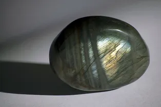 Лабрадорит: целебные и магические свойства камня