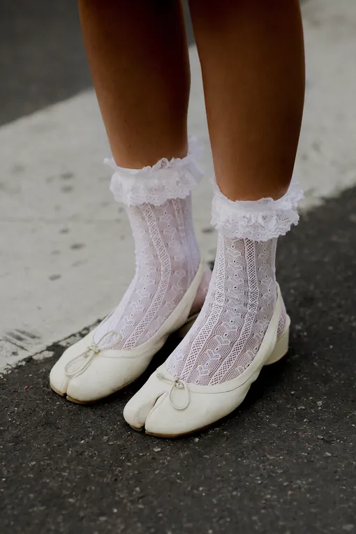 Кружевные носки носите с изящными босоножками или милыми балетками