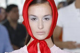 Голубые тени вместо приглушенных смоки — еще один тренд макияжа из 1990-х, который выбирают инфлюенсеры