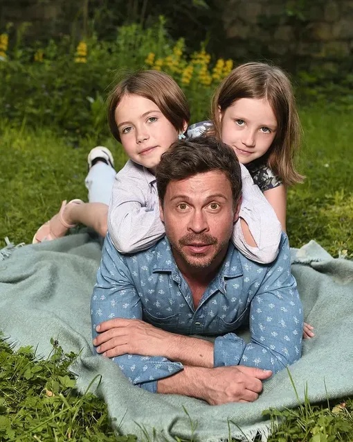 Павел Деревянко с дочерьми