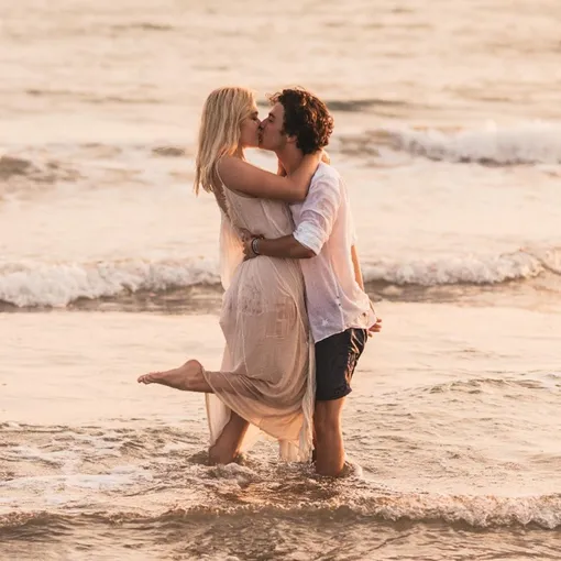 Соня Киперман с бойфрендом страстно целуются посреди океана