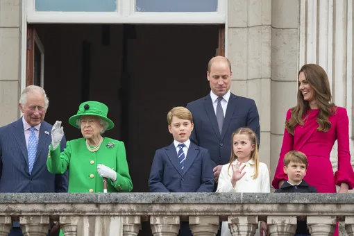 Принц Чарльз, Елизавета II, принц Уильям и Кейт Миддлтон с детьми