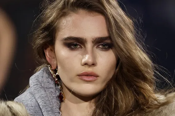 Макияж в стиле glam rock: 7 приемов, чтобы повторить трендовый летний образ