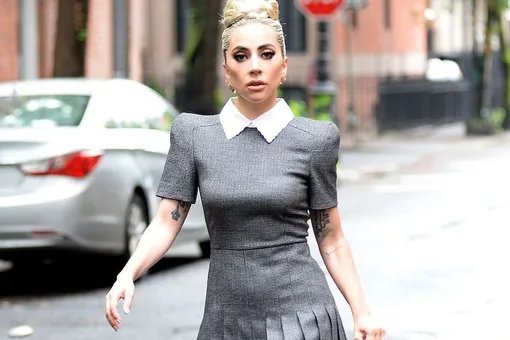 Уму непостижимо: Леди Гага вышла в свет в консервативном сером костюме