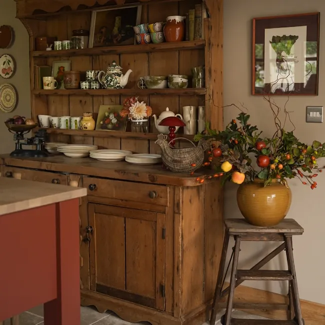 «Уютный беспорядок» — теплый интерьерный тренд, который сочетает в себе хаос и организованность