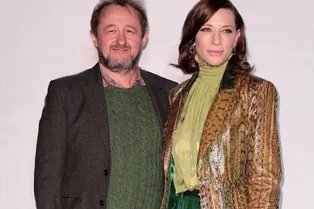 Кейт Бланшетт в кожаном ретро-костюме пришла с мужем на благотворительный вечер