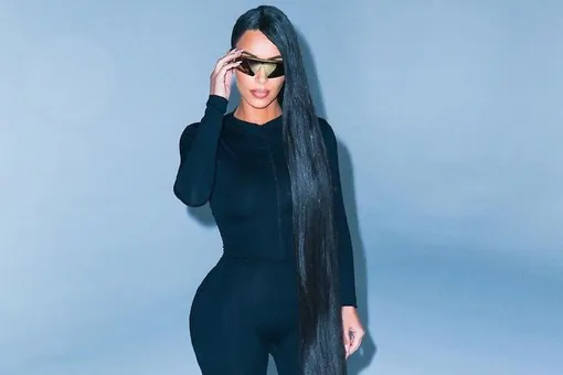 Ким Кардашьян позировала в черном облегающем комбинезоне и зеркальных очках