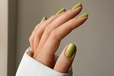 Оливковый — самый модный маникюр марта-2024. 8 актуальных дизайнов в этом оттенке