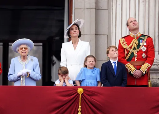 Елизавета II, Кейт Миддлтон и принц Уильям с детьми