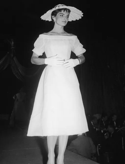 Жаклин Кеннеди в платье свободного силуэта, 1954