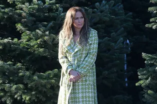 Пальто для невысоких девушек — стильный вариант нашла Дженнифер Лопес