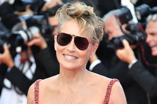 Как носить облегающие платья, если вам 50+ — учимся на примере Шэрон Стоун